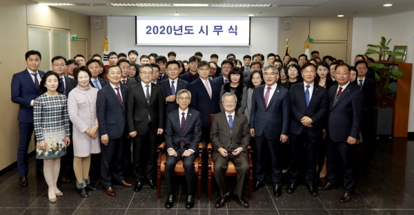 ▲ 한국건강관리협회는 2일 본회 회의실에서 2020년도 시무식을 갖고 한 해의 업무를 시작했다.