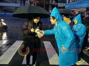 ▲ 최대집 의협회장이 수험생들에게 간식팩을 나눠주고 있다.