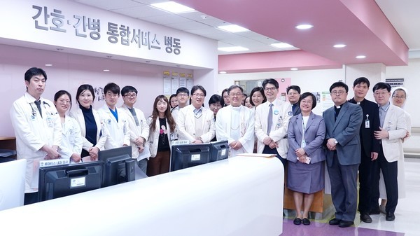 ▲ 가톨릭대학교 서울성모병원이 최근 간호간병통합서비스를 확대하고 축성식을 개최했다.