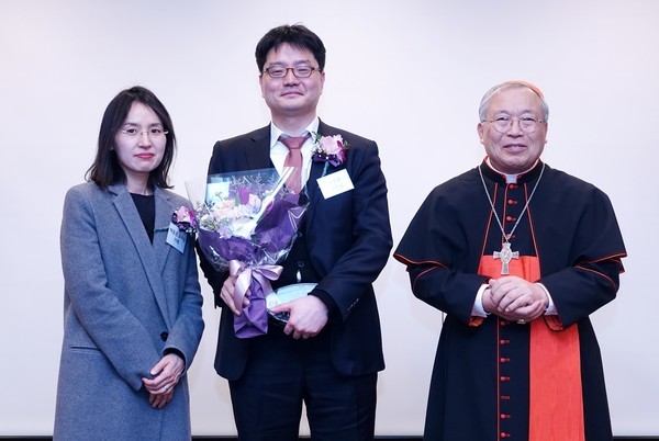 ▲ 가톨릭대학교 서울성모병원 순환기내과 박훈준 교수(가운데)가 지난 15일 제14회 ‘생명의 신비상’ 시상식에서 생명과학분야 장려상을 수상했다.