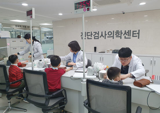 ▲ 한국건강관리협회 부산건강검진센터는 16일 아동복지시설인 박애원 아동들을 대상으로 사회공헌 건강검진을 실시하였다.