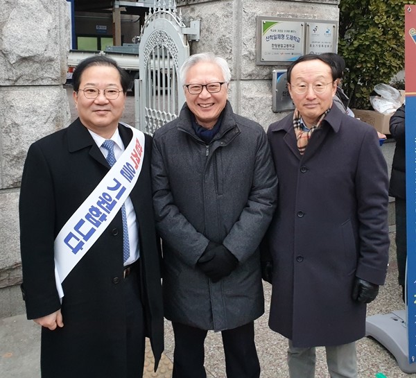 ▲ (왼쪽부터)대한약사회 김대업 회장, 한국보건의료인국가시험원 이윤성 원장, 약학교육평가원 한균희 이사장.