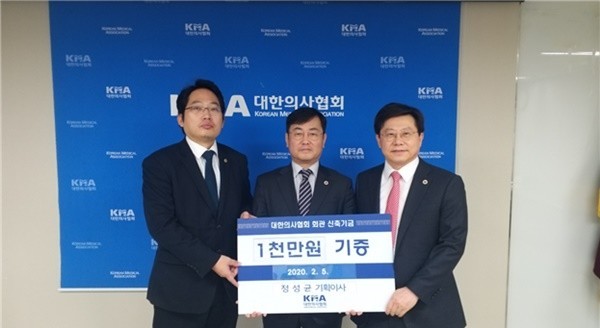 ▲ (좌측부터) 최대집 의협회장, 정성균 기획이사, 박홍준 회관신축추진위원장.