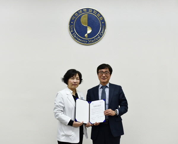 ▲ 아주대 의과대학 미생물학교실 손성향 교수 연구팀이 자체 개발한 ‘톡신 물질 유래 난치성 염증 질환 치료제 기술’을 독립바이오제약에 이전했다.