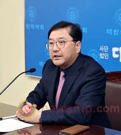 ▲ 약사회 출입기자단 브리핑에 나선 이광민 정책기획실장은 회원 약사들에게 "지역 접근성, 마스크 사용법 및 착용 요령 지도가 가능하다 점 등 약국의 공적기관 수행 능력을 적극 살려 정부 취지에 협조를 부탁드린다"라고 주문했다.