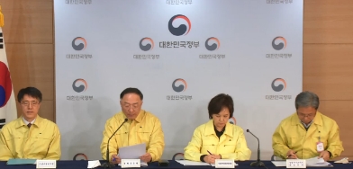 ▲오늘(27일) 긴급 브리핑에 나선 기획재정부 홍남기 장관(왼쪽 두번째)은 서울ㆍ경기 등 수도권 지역에 대한 공적마스크 유통 채널은 약국이 될 것이라 밝혔다. 이에 식약처 이의경 처장(왼쪽 세번째)은 "수도권 약국의 경우 이르면 오늘 저녁 공적 마스크가 도착할 것"이라고 설명했다.