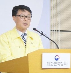 ▲ 마스크 사용법 개정ㆍ권고가 발표된 후 마스크 수급상황 브리핑에 나선 양진영 차장은 "한정된 공급 물량에 비해 수요가 대폭 증가한 만큼, 현실을 일부 감안해야 한다"라는 설명을 덧댔다.