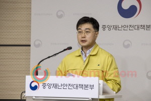 ▲ 중대본은 20일, 정례브리핑에서 “감염에 취약한 노인 등이 많은 요양병원과 요양시설에 대한 관리를 강화하기 위해 요양병원에는 행정명령을 발동하고, 요양시설에는 행정지도를 실시할 계획”이라고 밝혔다.