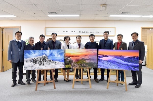 ▲ 산사진작가들이 화순전남대학교병원에 전국 산들의 사계절  비경을 담은 사진 14점을 기증했다.