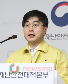 ▲ 중대본 윤태호 방역총괄반장이 해외 입국자 자가격리에 대한 무관용 원칙을 내세우며 고발, 강제출국 등 엄정한 조치를 취하겠다고 선언했다. 다만 일각에서는 엄정한 조치보다 입국 자체를 제한하는 것도 논의돼야 한다는 의견이 나오고 있어 논란이 예상된다.