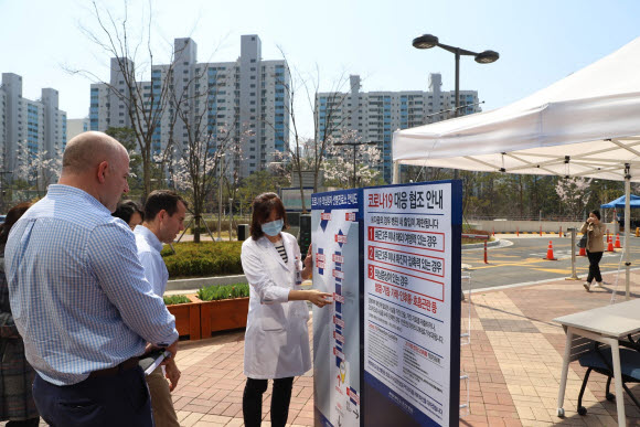 ▲ 세계보건기구(WHO) 자문위원단이 25일 계명대학교 동산병원을 방문, 코로나19 진료 시스템과 환자 관리 방법 등을 집중적으로 관찰했다.