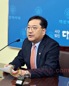 ▲ 약사회 이광민 정책실장은 "국민과 각 단체별 노력으로 공적 마스크 판매 초기 어려움은 안정됐으나 공급 안정화 이후 소비자 선호에 따른 요구가 커짐에 따라 공급방식의 일부 변경이 필요하다"고 제안했다.