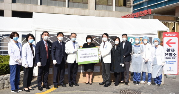 ▲ 굿네이버스와 반기문재단이 아주대병원에 방호복과 마스크를 기부했다.