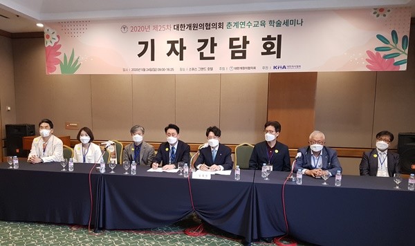 ▲ (왼쪽부터) 대개협 이호식 감사, 신경과의사회 이은아 회장, 안과의사회 황홍석 회장, 대개협 장현재 총무부회장, 김동석 회장, 좌훈정 기획부회장, 유승모 사업부회장, 비뇨의학과의사회 이종진 회장.