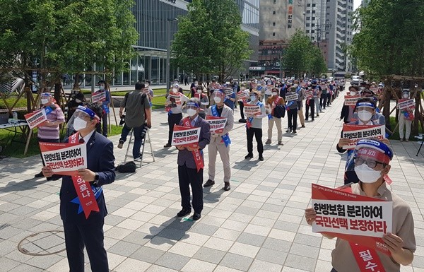 ▲ 의협은 28일 청계천 한빛광장에서 ‘첩약 건강보험 적용 결사반대 및 한방건강보험 분리 촉구를 위한 결의대회’를 개최했다.