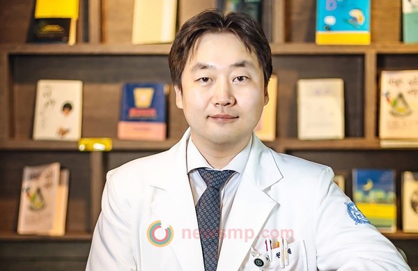 ▲ 대규모 임상 연구에서 확인된 강력한 LDL 콜레스테롤 강하효과에도 불구하고 물음표를 떨쳐내지 못했던 PCSK9 억제제가 하나 둘 그 의문부호를 제거해가고 있다. 스타틴에 대한 확고한 믿음이 PCSK9 억제제에 대한 의심으로 이어졌지만, ‘LDL은 낮출수록 좋다’는 증거들이 쌓여가면서 스타틴의 한계는 명확해지고, 그만큼 PCSK9 억제제의 존재감이 두드러지는 양상이다. 이러한 변화의 중심에는 레파타(성분명 에볼로쿠맙, 암젠)가 자리하고 있다. FOURIER 연구를 통해 미지의 영역이던 LDL-c 30mg/dL 이하에서도 안전성을 입증한 것은 물론, 추가적인 심혈관질환 예방효과까지 입증한 것. 의약뉴스는 분당서울대학교병원 순환기내과 이원재 교수를 만나 PCSK9 억제제의 임상적 가치와 함께 남아있는 과제를 조명했다.
