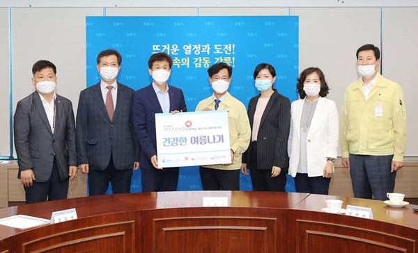 ▲ 국민건강보험공단은 강릉시 내 홀로 사시는 어르신을 대상으로 여름나기 물품 나눔 활동에 나섰다.