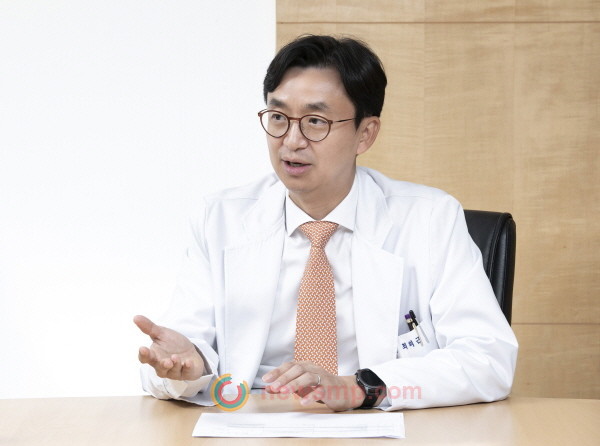 ▲ 최근 경주에서 개최된 ‘2020 춘계심혈관통합학술대회’에서는 NOAC 저용량 처방의 명암을 확인할 만한 연구결과가 소개됐다. 국내에서 NOAC과 관련된 다수의 리얼월드 연구 결과를 발표해왔던 서울대학교병원 순환기내과 최의근 교수가 그간의 연구결과들을 토대로 NOAC의 용량에 따른 출혈 위험과 뇌졸중 예방효과를 조명한 것. 특히 최 교수는 아시아인에서 저용량 처방의 근거로 꼽히고 있는 체중과 신기능에 따른 용량별 차이를 분석해 눈길을 끌었다. 이에 의약뉴스는 최의근 교수를 만나 저용량과 표준용량 사이에서 NOAC RWD들이 전하는 메시지를 들어봤다.