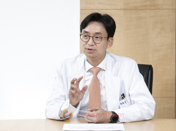 ▲ 최의근 교수는 “오프라벨 저용량 처방은 아직도 추가적인 연구가 필요하지만, 지금까지의 리바록사반의 연구들을 종합해보면 표준용량 대비 결과가 확연히 나쁘지 않았다”면서 “물론 허가사항대로 사용하는 것이 가장 좋지만, 의료진이 용량을 조절하는 데는 분명한 이유가 있을 것이며, 아직 이에 대한 충분한 연구가 없었기 때문에 추가적인 연구가 필요하다”고 덧붙였다.