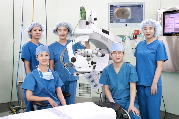 ▲ 인제대학교 상계백병원 각막클리닉 황제형, 강민지 교수팀이 최근 부분층 각막이식술을 성공했다.