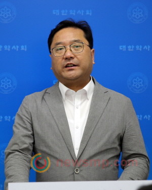 ▲ 약사회 이광민 정책기획실장은 8일, 출입기자단 브리핑에서 코로나19 상황 속 약국의 노력과 공적마스크 사업을 이끈 일선 약사들의 헌신을 강조했다.