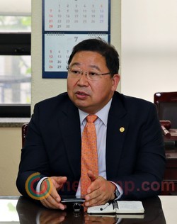 ▲ 첩약 급여화를 반대하는 의약단체들의 주장을 ‘몰이해’라고 일축한 한의협을 향해 대한약사회 좌석훈 부회장이 근거를 내놓으라며 쓴소리를 던졌다.
