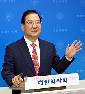 ▲ 대한약사회 김대업 회장이 13일 출입 기자단에게 공적 마스크 제도를 마무리한 소감을 전하고 있다.