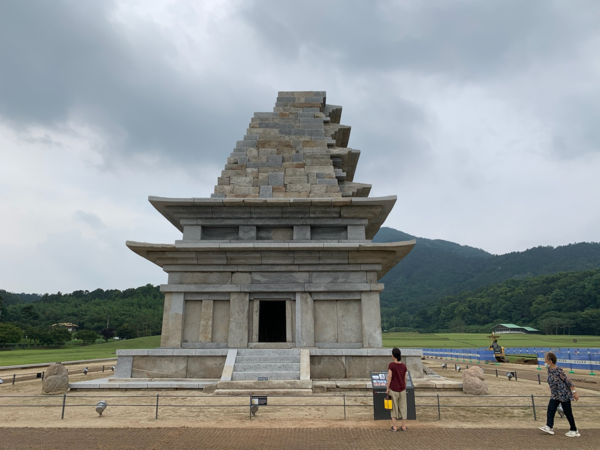 ▲ 복원된 미륵사지 석탑을 관광객들이 둘러 보고 있다. 사람 크기와 비교해 보면 탑이 어느정도 인지 짐작이 간다. 산 아래 넓은 지형이 압도적이지만 탑을 보고 있으면 주변 풍광은 하나의 점 정도로 밖에 여겨지지 않는다. 탑 주변을 돌면 고개가 절로 숙여진다. 천년전 백제 역사가 눈 앞에 아른거린다.