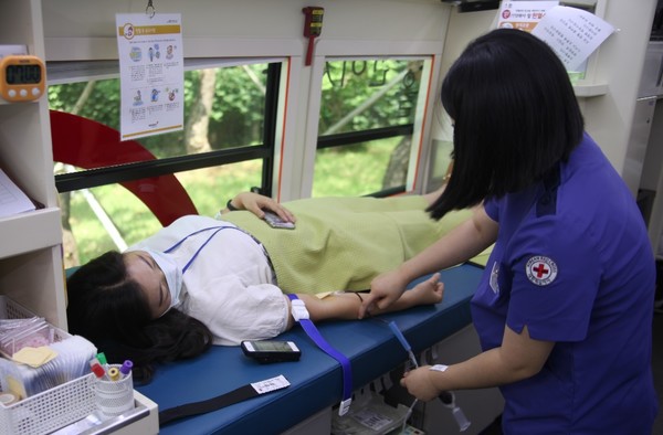 ▲ GC녹십자 임직원이 경기도 용인의 GC녹십자 본사에서 열린 ‘사랑의 헌혈’ 행사에 참여하고 있다.