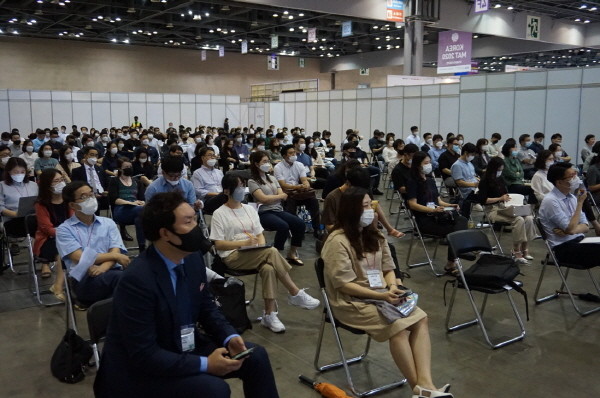 ▲ 한국신약개발연구조합은 조합 산하 국내 산ㆍ학ㆍ연ㆍ벤처ㆍ스타트업 사업개발 전문가 단체인 제약ㆍ바이오 사업개발연구회 주관으로 27일 '2020년 제1회 제약·바이오 사업개발전략 포럼'을 성황리에 마쳤다고 밝혔다.