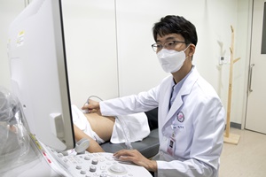 ▲ 한림대동탄성심병원은 지난 5월부터 궤양성대장염과 크론병 등 염증성장질환을 초음파로 추적관찰할 수 있는 장초음파를 국내 최초로 도입했다.