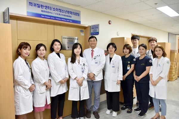 ▲ 화순전남대병원 희귀질환센터(센터장 국훈)가 최근 ‘국가 바이오 빅데이터 구축사업’의 광주ㆍ전남권역 거점센터로 지정받아, 희귀질환자 모집에 속도를 내고 있다.