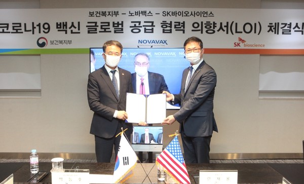 ▲ 13일 SK바이오사이언스 판교연구소에서 보건복지부 박능후 장관(왼쪽)과 SK바이오사이언스 안재용 대표가 화상으로 참석한 노바백스 스탠리 에르크 CEO와 함께 NVX-CoV2373의 글로벌 공급을 위한 3자간 협력의향서를 체결하고 있다.