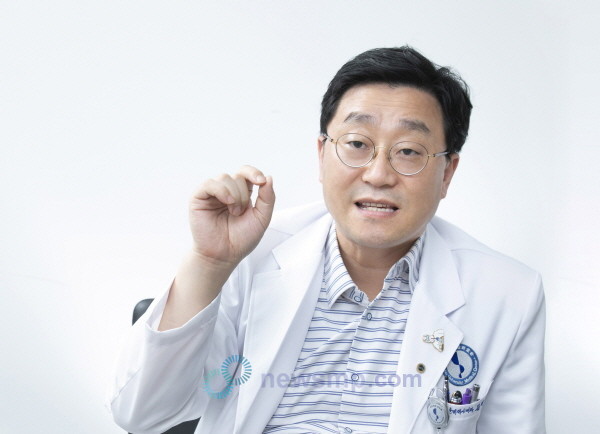 ▲ 심혈관 보호 효과로 주목을 받고 있는 SGLT-2 억제제가 또 하나의 승전보를 전해왔다. 최근 CVD-REAL 2 하위분석 연구를 통해 경구용 당뇨병치료제 시장 최대 맞수인 DPP-4 억제제보다 심혈관 보호 효과가 뛰어나다는 결과를 도출한 것. 비록 무작위대조연구(randomized controlled trial, RCT)는 아니라 하더라도, 40만명에 가까운 환자들을 대상으로 DPP-4 억제제와 비교해 SGLT-2 억제제의 심혈관 보호 효과를 확인한 대규모 리얼월드 연구라는 점에서 상당한 의미가 있다는 평가다. 이에 의약뉴스는 우리나라에서 CVD-REAL 2 연구를 주도한 아주대학교병원 내분비대사내과 김대중 교수를 만나 이 연구의 가치와 전망을 들어봤다.