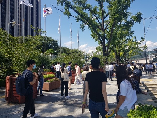 ▲ 지난 4일 의협과 복지부의 합의문 서명식이 열린 서울정부청사 앞에서 전공의들이 경찰과 대치하고 있다.