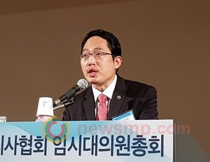 ▲ 지난해 12월 열린 임시대의원총회서 발언 중인 최대집 회장.