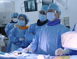 ▲ 한림대성심병원 부정맥센터 임홍의 교수가 지난 8월 국내 최초로 ‘방사선 제로 부정맥 시술 500례’를 기록했다.