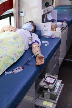 ▲ 인제대학교 일산백병원은 지난 25일(금) 본원 본관 앞 이동 헌혈버스에서 교직원을 대상으로 헌혈행사를 개최했다.