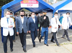 ▲ 순천향대서울병원은 지난 21일부터 병원 내에서 운영하던 안심/선별진료소를 근처 미군부지로 이전하고, 드라이브 인 스루와 워킹스루를 함께 운영해 호응을 얻고 있다.