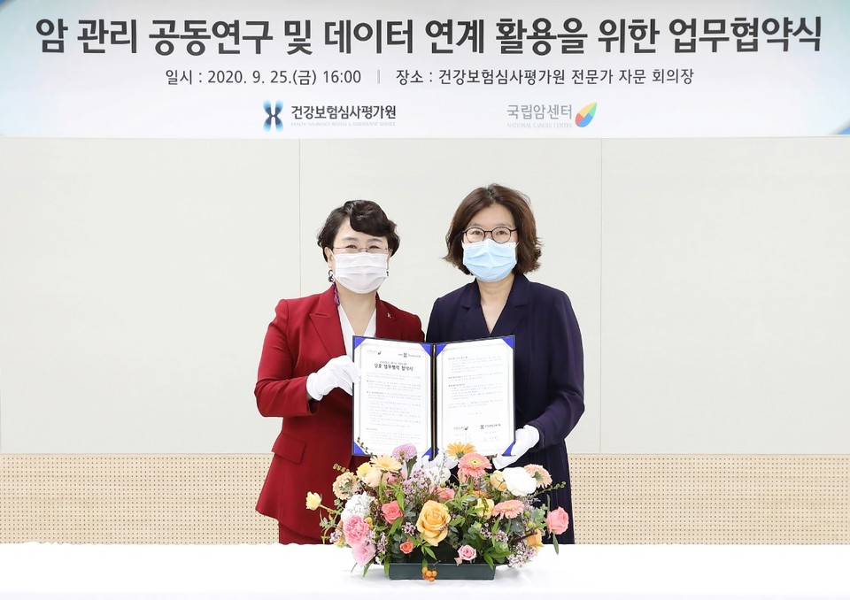 ▲ 건강보험심사평가원 김선민 원장(왼쪽)과 국립암센터 이은숙 원장.