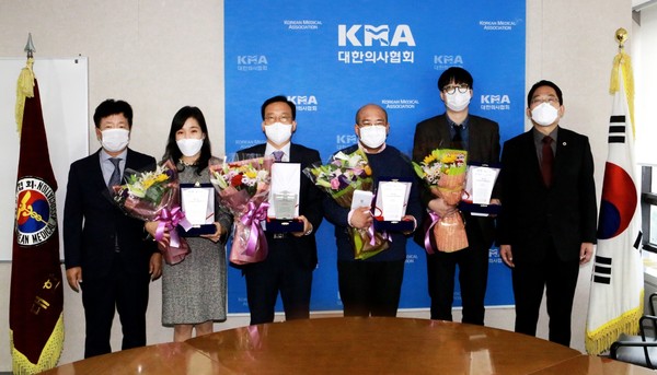 ▲(왼쪽부터) 장평주 GC(녹십자홀딩스) 커뮤니케이션 실장, 이유진 TV조선 기자, 장세정 중앙일보 논설위원, 양영구 메디칼업저버 기자, 김현기 의학신문 기자, 최대집 대한의사협회 회장.
