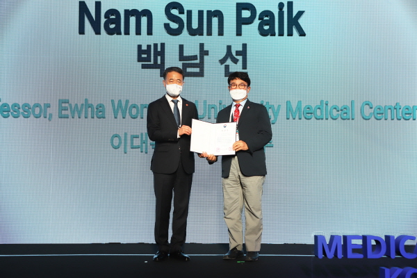 ▲ 이화의료원 백남선 국제의료사업단장이 글로벌 헬스케어 및 한국의료 발전에 기여한 공로를 인정받아 지난 14일 보건복지부장관 표창을 수상했다.