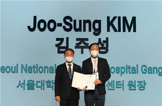 ▲ 서울대학교병원 강남센터는 10월 14일 열린 '2020 메디컬코리아 브랜드선포식 &심포지엄'에서 김주성 원장이 보건복지부 장관 표창을 받았다고 발표했다.