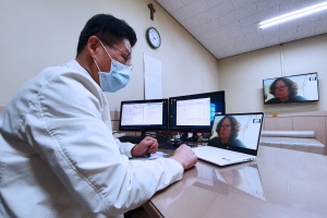 ▲ 가톨릭대학교 부천성모병원은 유방암 수술 후 귀국한 해외환자를 대상으로 현재 상태를 확인하고 수술 후 관리에 관한 화상 진료를 시작했다.