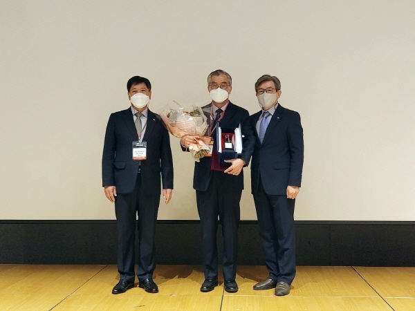 ▲ 계명대학교 동산의료원 김권배 의료원장이 한독과 대한병원협회가 공동 주최하는 제17회 한독학술경영대상을 수상했다.