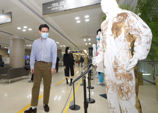 ▲ 강남세브란스병원은 강남구청 주관 ‘2020 아트프라이즈 강남’특별전으로 선보였던 ‘방호복전’을 병원 2동 1층 로비에서 전시한다고 23일 밝혔다. 전시는 오는 30일까지 진행될 예정이다.