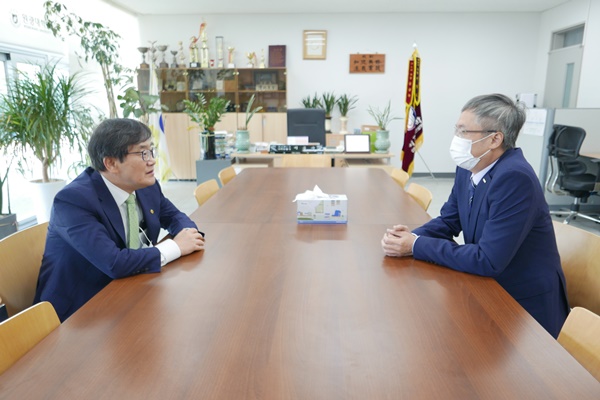 ▲ 대한치과의사협회 이상훈 협회장은 지난 15일 원광대학교 치과대학을 방문하고 이흥수 학장과 면담을 통해 내년부터 시행되는 치과의사 국시 실기시험 등 치과대학 발전방향에 대해 의견을 나눴다.