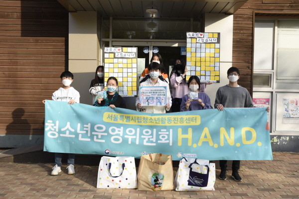 ▲ 서울대학교병원운영 서울특별시보라매병원은 지난 25일 서울시립청소년활동진흥센터로부터 코로나19로 고군분투중인 의료진을 위한 응원물품을 전달받았다고 밝혔다.
