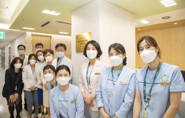 ▲ 이대목동병원 안전관리부가 선정하는 ‘제1회 환자안전부문 최우수 병동 및 부서’에 응급환자 전용 입원 병동인 52병동과 약제팀이 선정됐다.