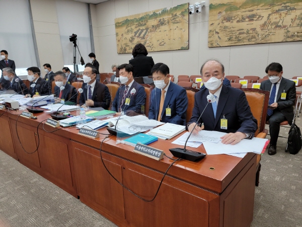 ▲ 서울대치과병원은 지난 22일 국회 교육위 국정감사에서 구영 서울대치과병원장이 코로나19 선제적 대응으로 현재까지 안전하게 운영되고 있으며, 감염 확산 방지를 위해 최선을 다하겠다고 전하면서 작년에 개소한 중앙장애인구강진료센터에 대한 많은 지원과 격려를 요청했다고 밝혔다.